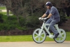 加夫尼骑着他发明的纸板自行车